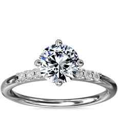 铂金横向小巧钻石订婚戒指（1/10 克拉总重量）